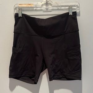 Lululemon bike shorts with 2 pockets